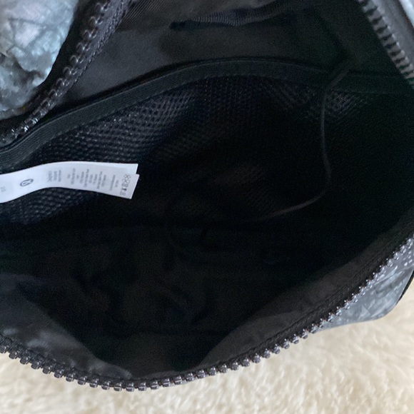 ❤️ Lululemon Clean Lines Belt Bag Lululemon Graphic Black Grey NWOT - Picture 8 of 9
